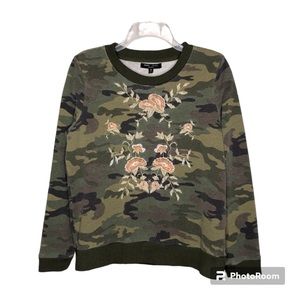 Romeo & Juliet Couture Camo Floral Embroidered Sweatshirt Size M